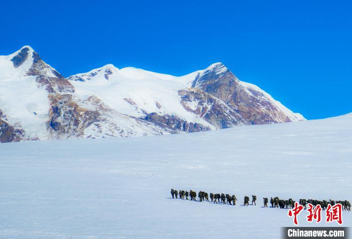 官兵攀爬、翻越、穿行在雪山?！∥鞑厣侥宪姺謪^(qū)某團(tuán)供圖