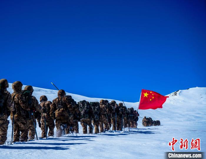 官兵攀爬、翻越、穿行在雪山?！∥鞑厣侥宪姺謪^(qū)某團(tuán)供圖