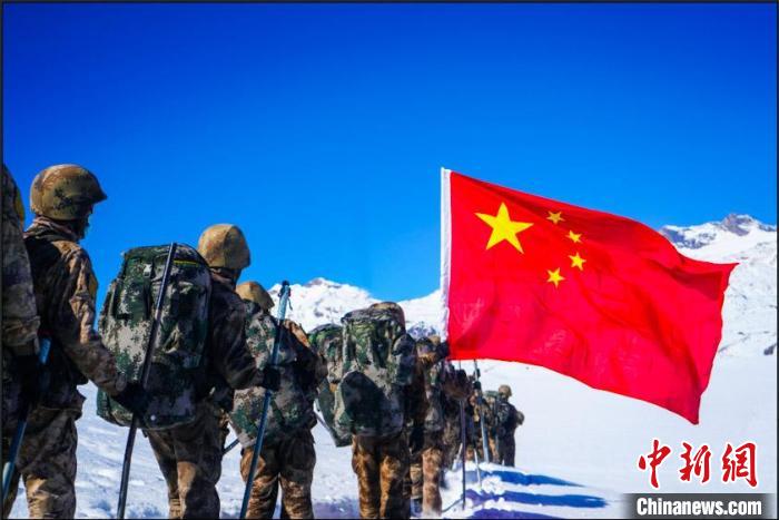 官兵攀爬、翻越、穿行在雪山。　西藏山南軍分區(qū)某團(tuán)供圖