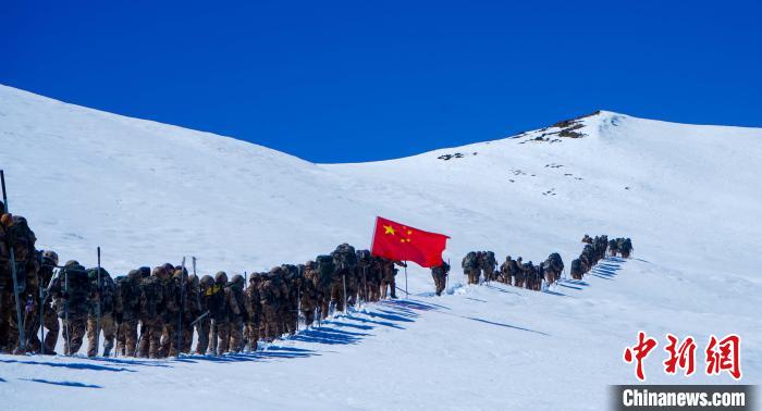 官兵攀爬、翻越、穿行在雪山。　西藏山南軍分區(qū)某團(tuán)供圖