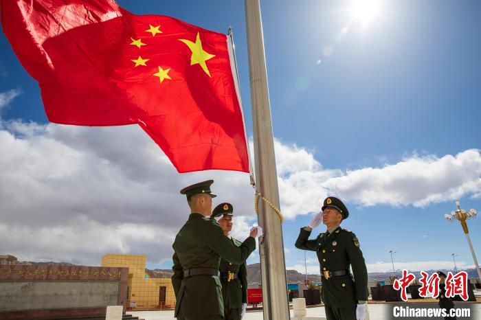 圖為在西藏阿里地區(qū)札達縣，軍民共同舉行升國旗儀式，慶祝西藏百萬農(nóng)奴解放紀念日?！詵| 攝