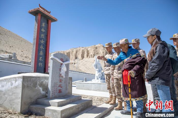 圖為在西藏阿里地區(qū)札達縣烈士陵園，82歲的次仁南杰老人為軍民代表講述新舊西藏的變化。　劉曉東 攝