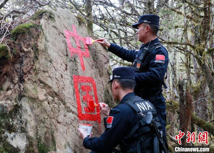 山南邊境管理支隊玉麥邊境派出所民警邊境巡邏途中在石頭上用油漆涂寫“中國”二字 ?！∴嶇?攝