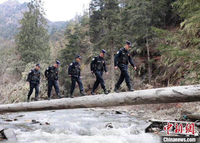 山南邊境管理支隊玉麥邊境派出所民警邊境巡邏途中走過河道上“獨木橋”?！∴嶇?攝