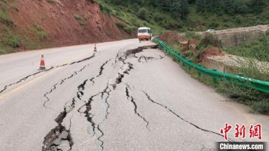 圖為發(fā)生路基下沉滑移險情的路段。果洛公路總段供圖