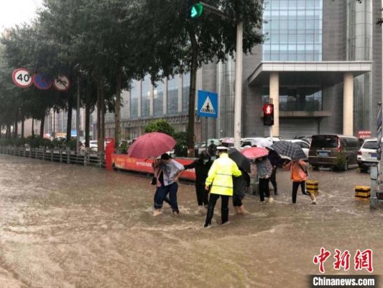 8月28日，青海省東部出現(xiàn)強(qiáng)降水天氣過(guò)程，其中西寧地區(qū)出現(xiàn)入汛以來(lái)雨量最大、強(qiáng)度最大的強(qiáng)降水過(guò)程。西寧交警供圖