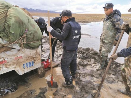 巡山途中車輛陷入泥坑。