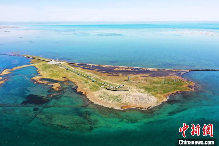 圖為無人機航拍青海湖。　趙海梅 攝