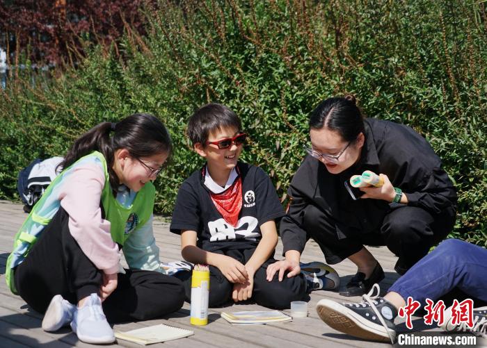 圖為小朋友在青海西寧湟水國家濕地公園內(nèi)認(rèn)識植物并進(jìn)行繪畫?！●R銘言 攝