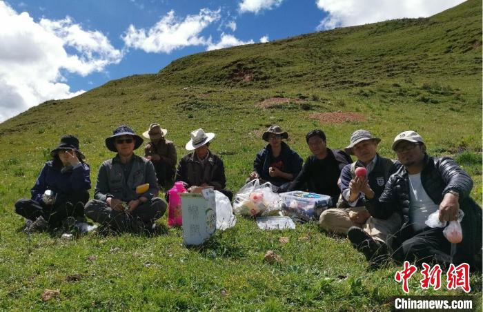 科研團隊在熱魯盆地工作合影?！≈锌圃呵嗖馗咴?供圖