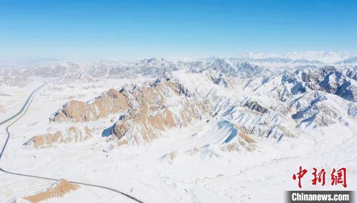 圖為無(wú)人機(jī)航拍高原雪景?！《继m縣融媒體中心供圖