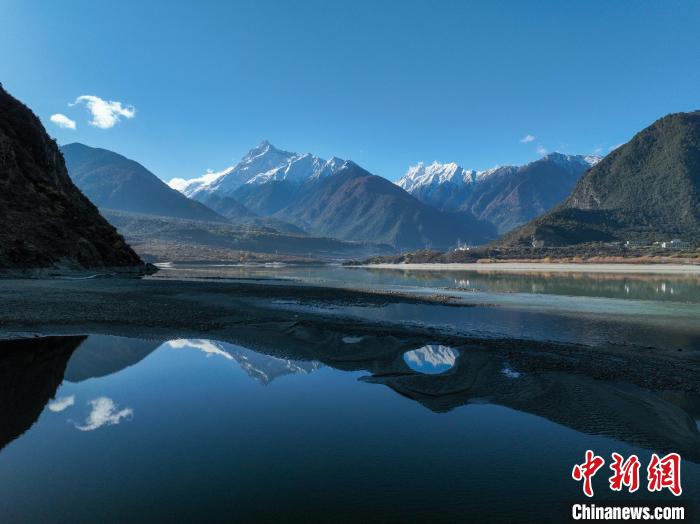 西藏林芝雅魯藏布江和遠(yuǎn)處的雪山?！《拘?攝