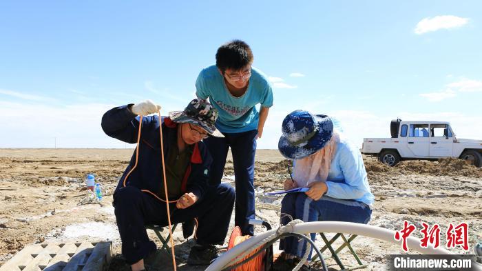 圖為專家測量鹽湖鹵水水位。(資料圖) 柴綜院 供圖