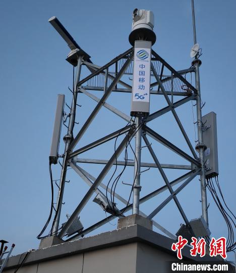 資料圖為建在龍羊峽湖區(qū)內(nèi)的5G基站。　青海移動(dòng)海南分公司供圖