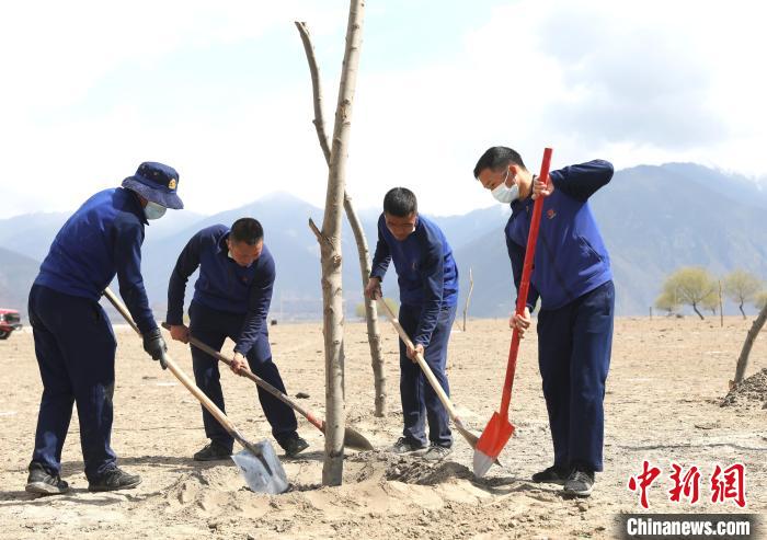 林芝市巴宜區(qū)森林消防中隊志愿服務隊正在平坑。　西繞拉翁 攝