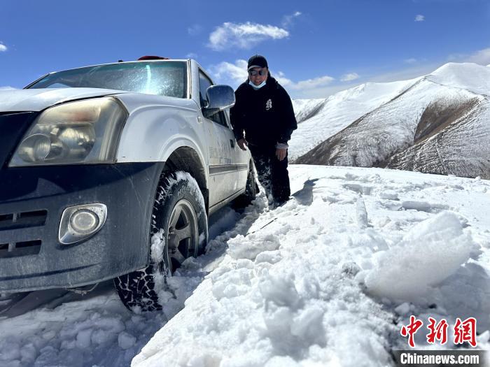 圖為生態(tài)管護人員準備在雪地推車。　丁巴達杰 攝