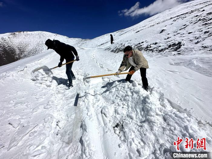 圖為生態(tài)管護人員在巡護道路上清雪?！《“瓦_杰 攝