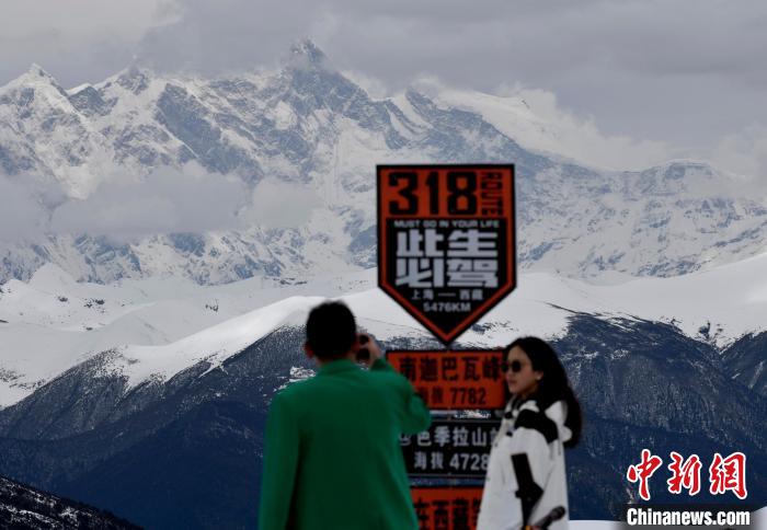 圖為5月14日，西藏林芝色季拉山觀景臺，游客遠眺南迦巴瓦峰?！　±盍?攝