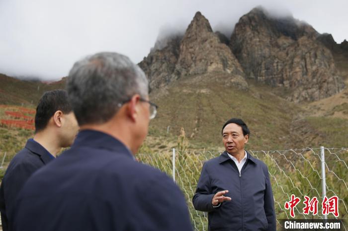 圖為西藏自治區(qū)人大常委會副主任、拉薩南北山綠化指揮部副總指揮江白(右)?！∝暣_ 攝