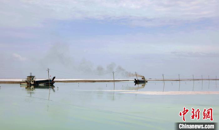 “天空之鏡”青海茶卡鹽湖：迎黃金旅游季，獨(dú)特景色引客來(lái)