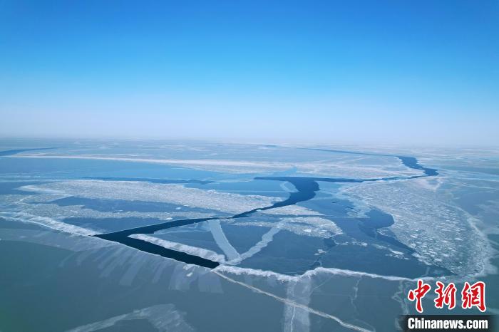 航拍青海湖受大風(fēng)天氣影響出現(xiàn)的冰面裂縫