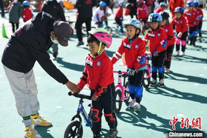 圖為拉薩市實(shí)驗(yàn)幼兒園孩子們?cè)诮叹毜闹笇?dǎo)下練習(xí)滑步車(chē)?！『闻罾?攝