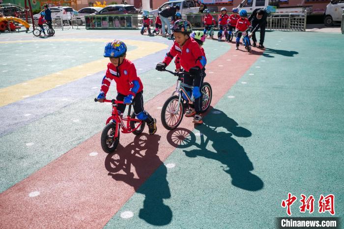 圖為拉薩市實(shí)驗(yàn)幼兒園孩子們正在練習(xí)滑步車(chē)?！『闻罾?攝