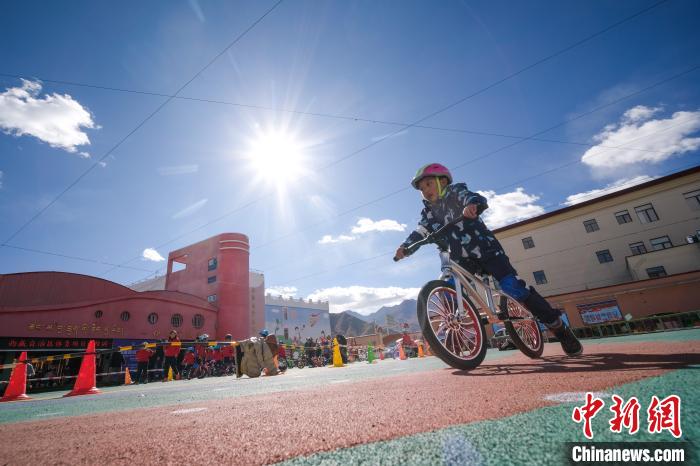 圖為拉薩市實(shí)驗(yàn)幼兒園孩子們正在練習(xí)滑步車(chē)。　何蓬磊 攝