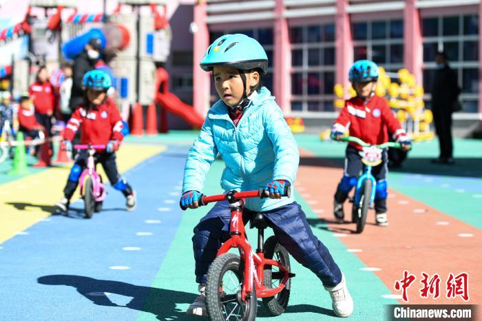 圖為拉薩市實(shí)驗(yàn)幼兒園孩子們正在練習(xí)滑步車(chē)?！『闻罾?攝