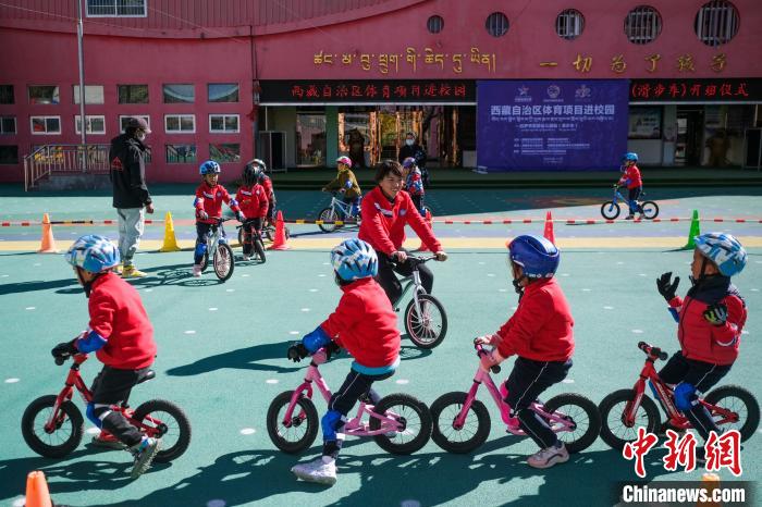 圖為拉薩市實(shí)驗(yàn)幼兒園孩子們正在練習(xí)滑步車(chē)?！『闻罾?攝