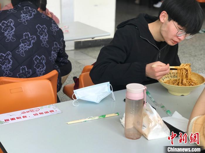 3月17日，西藏大學(xué)學(xué)生正在學(xué)校食堂用餐，餐桌上寫著“按需取餐，切勿浪費(fèi)”?！∪轿木?攝