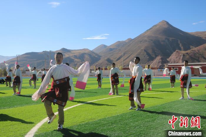 圖為青海師范大學(xué)附屬玉樹(shù)實(shí)驗(yàn)學(xué)校學(xué)生在綠茵場(chǎng)跳起囊謙古舞—卓根瑪。　程雨 攝