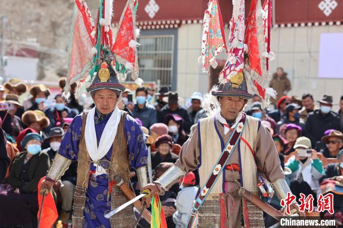 圖為兩位藝人表演瓊結“果孜”舞?！愔闈扇?攝