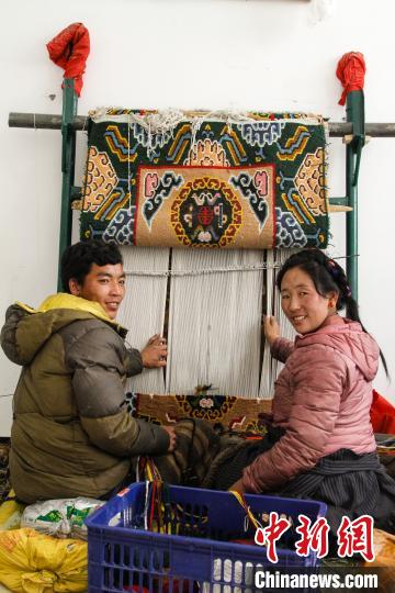 圖為1月15日，在日喀則市謝瑪氆氌農(nóng)村合作社，拉孜村一對夫婦在編織卡墊(資料圖)?！≮w朗 攝