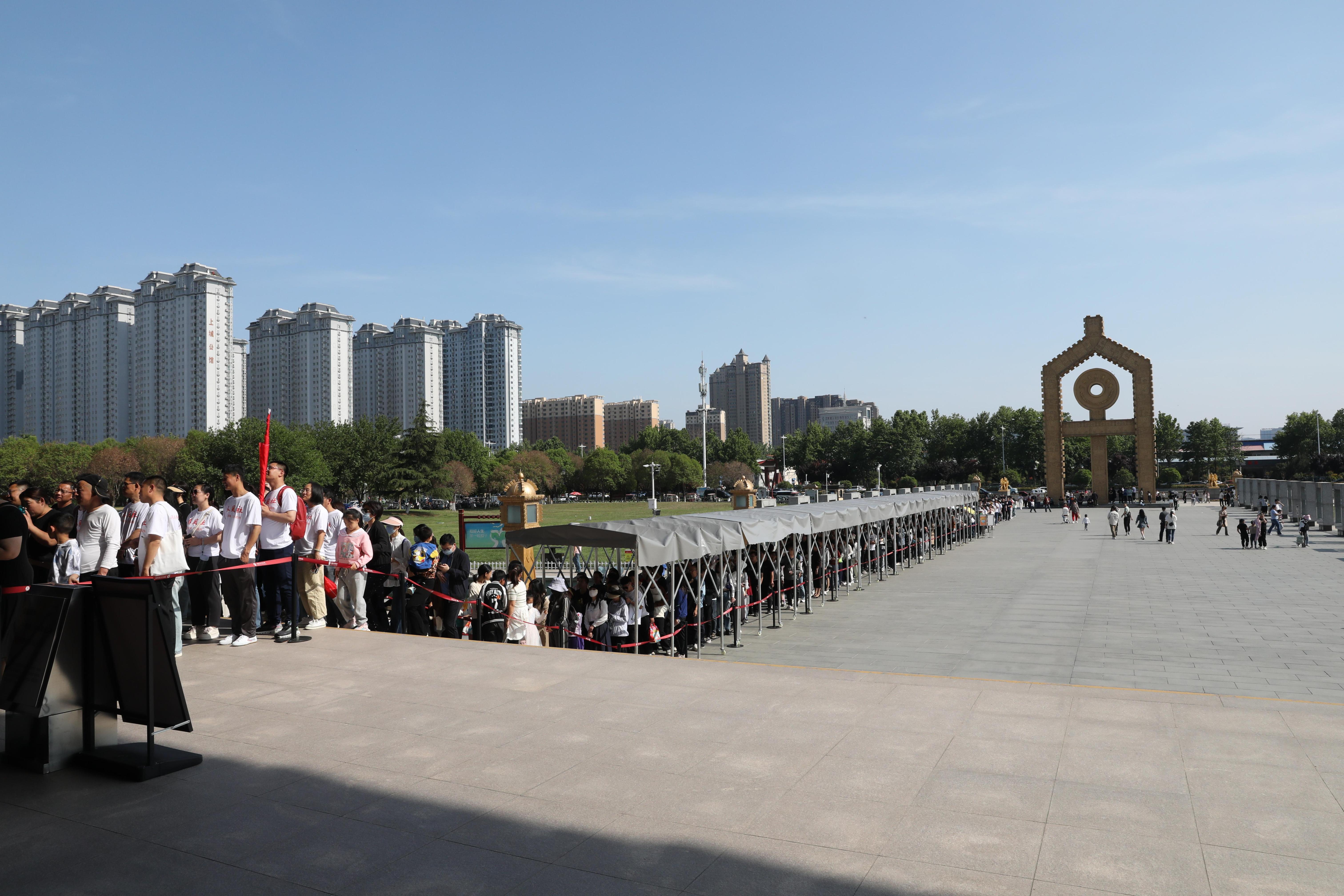 “五一”期間，中國(guó)文字博物館外游客有序排隊(duì)。中國(guó)文字博物館供圖