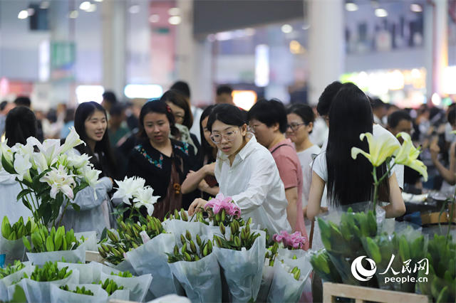 游客在昆明斗南花卉市場(chǎng)選購鮮花。人民網(wǎng)記者 李發(fā)興攝