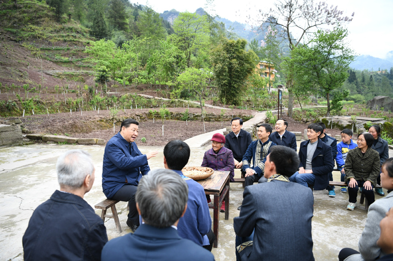 2019年4月15日至17日，中共中央總書記、國家主席、中央軍委主席習(xí)近平在重慶考察，并主持召開解決“兩不愁三保障”突出問題座談會。這是4月15日下午，習(xí)近平在石柱土家族自治縣中益鄉(xiāng)華溪村同村民代表、基層干部、扶貧干部、鄉(xiāng)村醫(yī)生等圍坐在一起，共話脫貧攻堅(jiān)。新華社記者 謝環(huán)馳 攝