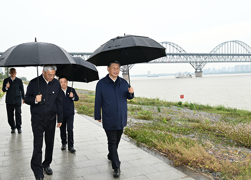 2023年10月10日至13日，中共中央總書記、國家主席、中央軍委主席習(xí)近平在江西考察。這是10日下午，習(xí)近平在長江國家文化公園九江城區(qū)段考察時，冒雨沿江堤步行察看沿岸風(fēng)貌。新華社記者 謝環(huán)馳 攝