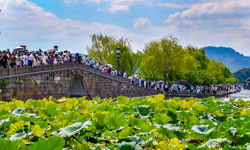 2024年10月4日，杭州西湖景區(qū)迎來國(guó)慶假期旅游高峰。