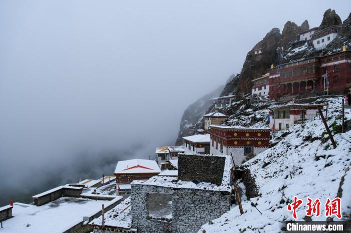 位于孜珠山頂?shù)乃聫R被云霧環(huán)繞，猶如仙境。　江飛波 攝