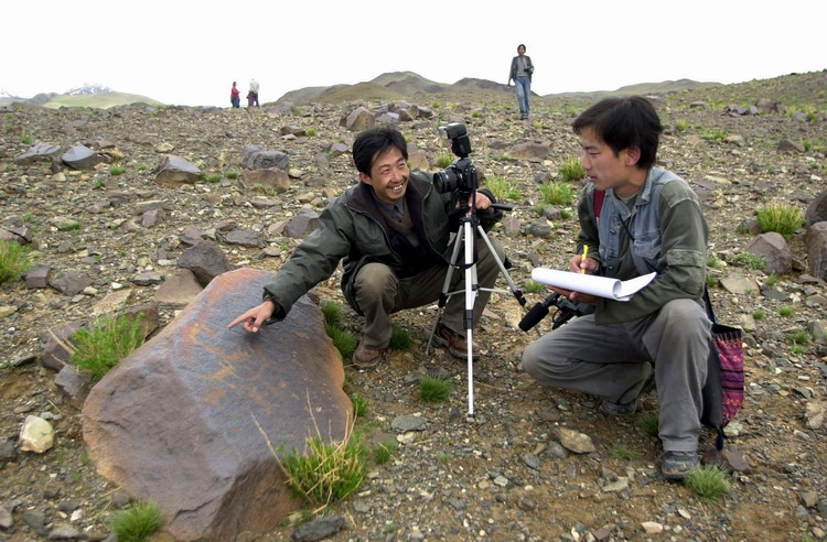 這是科考人員在考察加林山巖畫。（唐召明2001年攝）.jpg