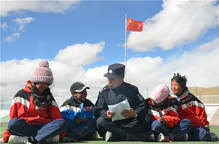 圖為帕羊邊境派出所民警在轄區(qū)學(xué)校宣講全會精神。李忠勤 攝_副本.jpg