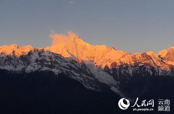 迪慶梅里雪山“日照金山”景觀。（供圖）