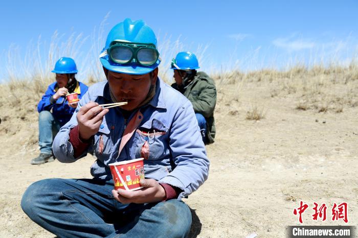 青海藏鄉(xiāng)脫貧致富見聞：“電通了，日子也富裕了”