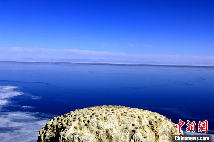 青海湖潛水區(qū)域首次實現“無人船”定位采樣