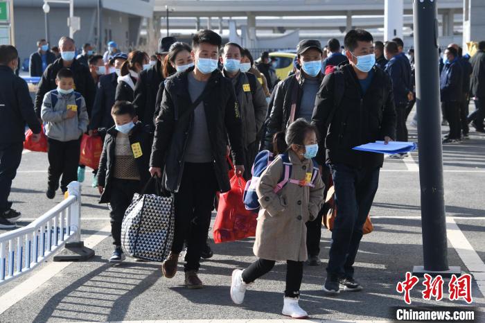 圖為搬遷民眾剛出火車站?！《P 攝