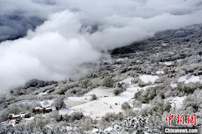 雪后的丹巴半山云霧繚繞?！±钣腊?攝