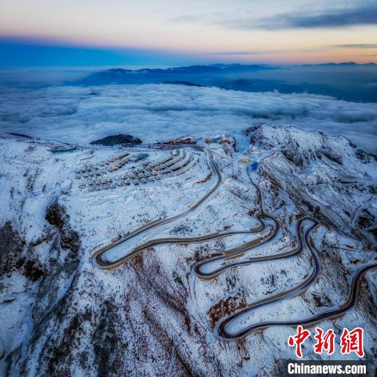 雪后的牛背山山頂和崎嶇的公路?！±顒P 攝