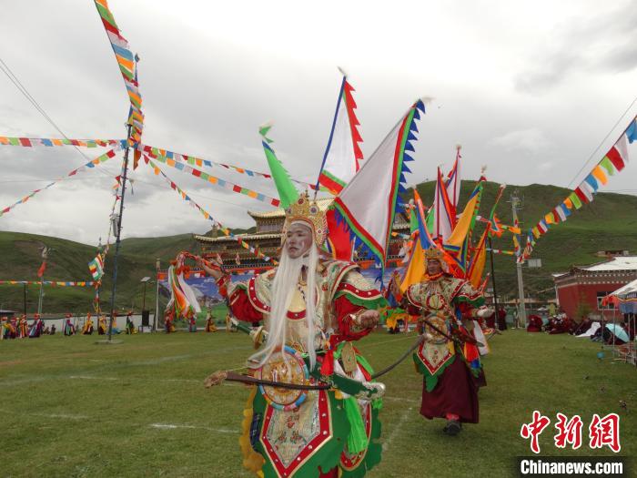 圖為演員進(jìn)行表演。　班瑪縣文體旅游廣電局 供圖