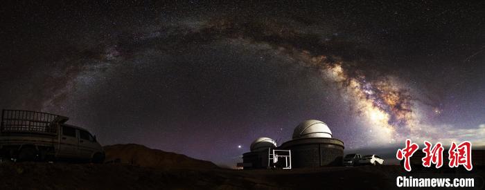 資料圖為冷湖賽什騰山天文臺址的星空。　冷湖工業(yè)園區(qū)供圖